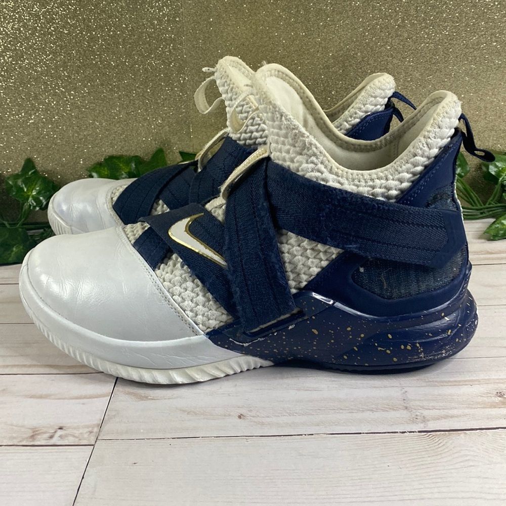 Nike LeBrons Soldier 12